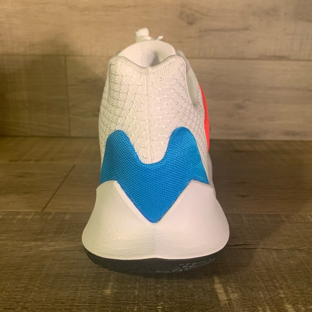 Nike Kyrie Low 2 Basketball Shoes - Picture 5 of 5